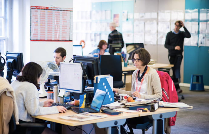 Une centaine de journalistes travaillent au BMJ. Leurs spécialisations témoignent du professionnalisme de la publication.