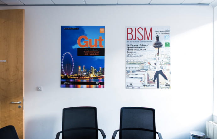 Une centaine de journalistes travaillent au BMJ. Leurs spécialisations témoignent du professionnalisme de la publication.