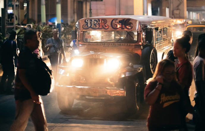 Manille souffre d’embouteillages chroniques. Les habitants passent en moyenne entre 5 et 6 heures par jour dans les transports, notamm ent dans les jeepneys, d’anciennes Jeep transformées en minibus très colorés… et très polluants.