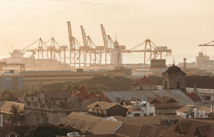 Abritant une population de plus de 12 millions d’habitants, la capitale des Philippines est l’une des villes les plus denses du monde. Sa croissance démographique s’établit à 2,5 % par an.