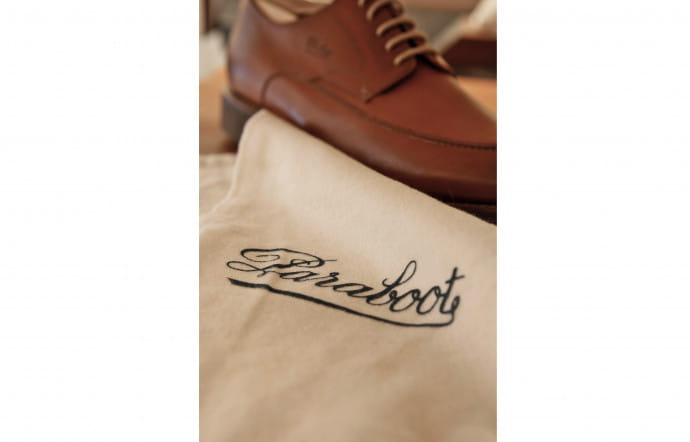 L’entreprise fabrique de manière artisanale La quasi‐totalité de ses chaussures dans son usine iséroise.