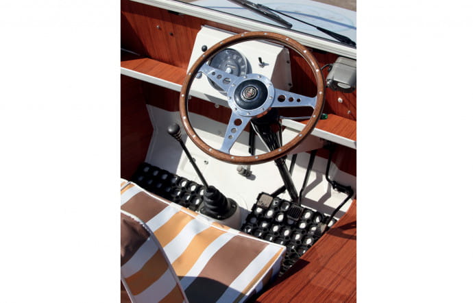 La Moke accueille des finitions faux bois et un volant Moto‐Lita.