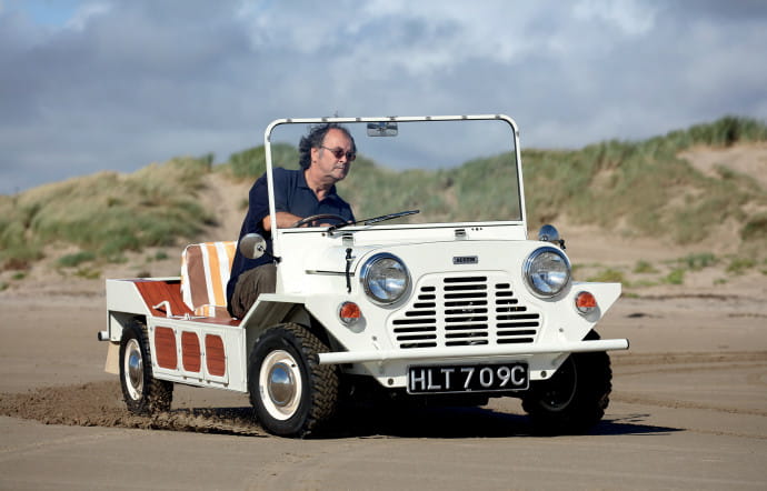 Phil Count profite de sa Moke sur la célèbre plage de Black Rock Sands.