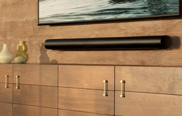 La barre de son Arc remplace la Playbase et Playbar. Elle est déjà en précommande sur le site de Sonos, 899 €.