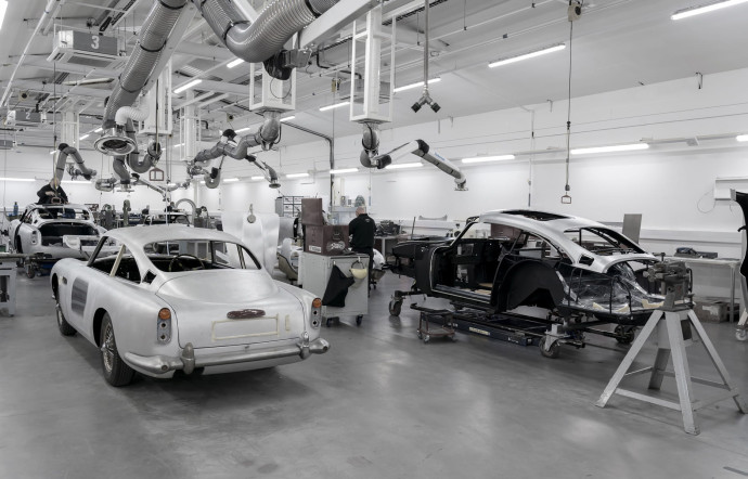 Aston Martin Works, pôle historique du constructeur, basé à Newport Pagnell, va ainsi fabriquer, 55 ans après l’arrêt de sa production, des DB5 neuves.