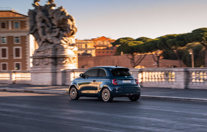 Après le succès de « La Prima » cabriolet, Fiat propose une deuxième version de la 500 électrique, équipée d’un toit panoramique, d’un hayon et de nombreuses avancées technologiques. www.fiat.fr