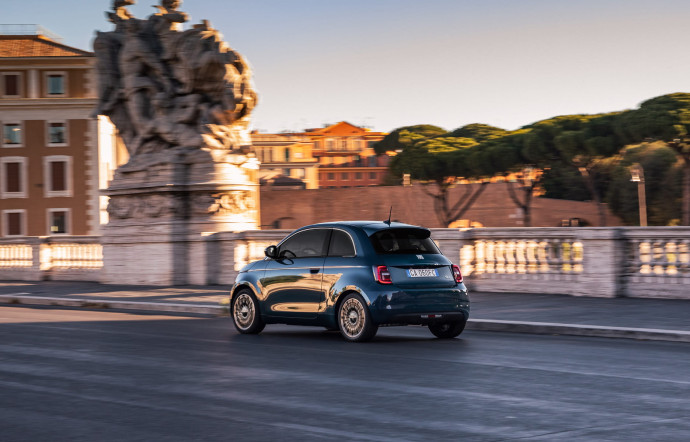 Après le succès de « La Prima » cabriolet, Fiat propose une deuxième version de la 500 électrique, équipée d’un toit panoramique, d’un hayon et de nombreuses avancées technologiques. www.fiat.fr