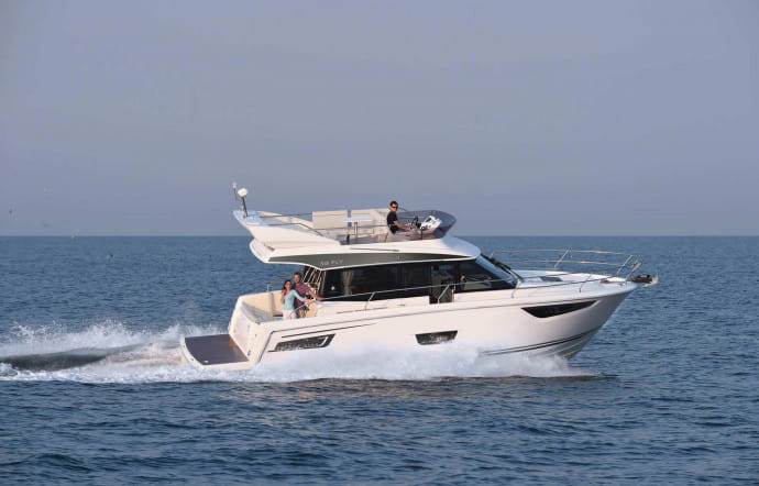 3 vedettes à flybridge alliant confort et polyvalence – Merry Fisher 38 Fly
