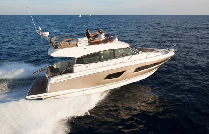 3 vedettes à flybridge alliant confort et polyvalence – Prestige 420