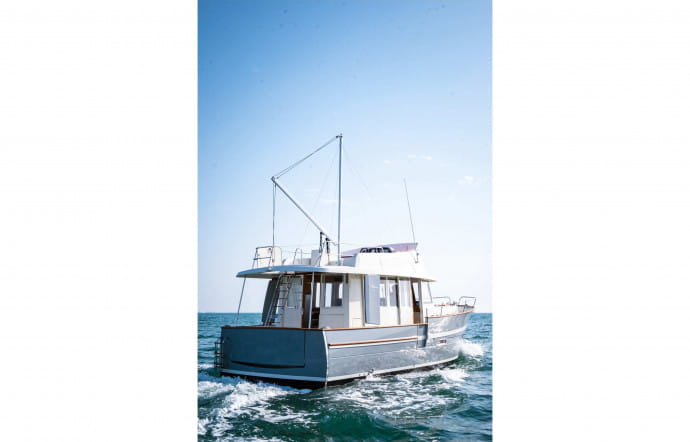 3 vedettes à flybridge alliant confort et polyvalence – Rhéa 34