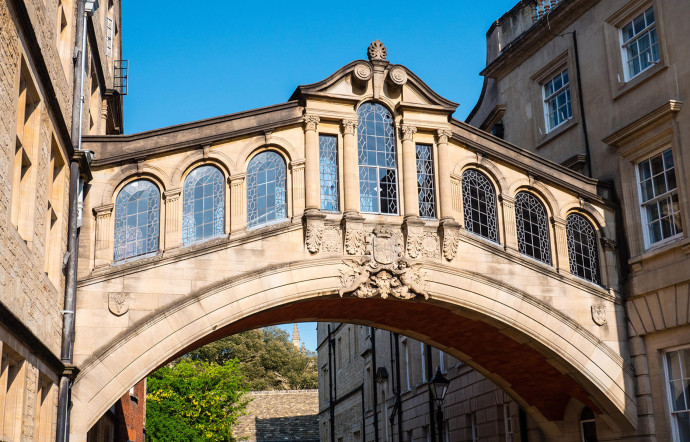 La prestigieuse Université d’Oxford est composée de 38 colleges. La rotonde de la Radcliffe Camera accueille des salles de lecture.
