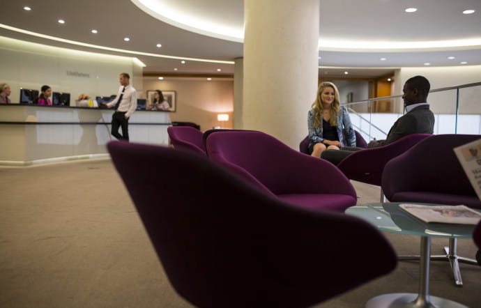 Linklaters compte 30 bureaux répartis dans 20 pays, 2 800 avocats, 480 associés et 5 370 employés pour 1,74 Md € de CA.