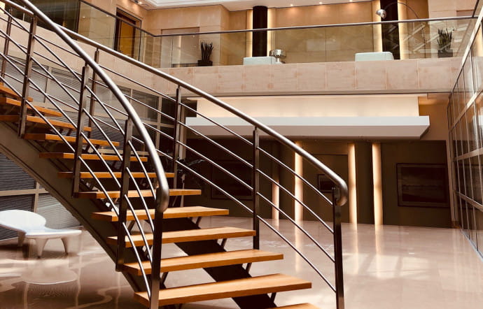 Ouvert en 1973, le bureau Linklaters de Paris, situé rue de Marignan, au pied des Champs-Elysées, est le quatrième plus important du groupe.