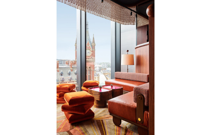 Le superbe bar-restaurant Decimo (« dixième », en espagnol), conduit par le chef Peter Sanchez-Iglesias, est perché au… 10e étage de l’hôtel et jouit d’une vue à 360° sur la ville.