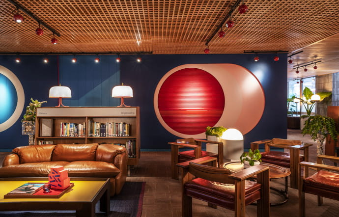 Dans les chambres tout comme dans la bibliothèque, l’agence Shawn Hausman Design a imaginé un décor digne d’un film, quelque chose entre un James Bond, Austin Powers et Fahrenheit 451.