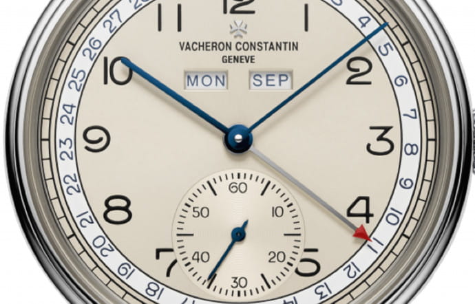 Historiques Triple Calendrier 1942, mouvement mécanique à remontage manuel, calibre 4400 QC, boîtier de 40 mm à triple godron en acier, épaisseur de 10,35 mm, cadran argenté satiné soleil, quantième complet jour, mois et date, petite seconde à 6 heures, 225 composants, réserve de marche de 65 heures, bracelet en alligator. Prix : 21 000 €.