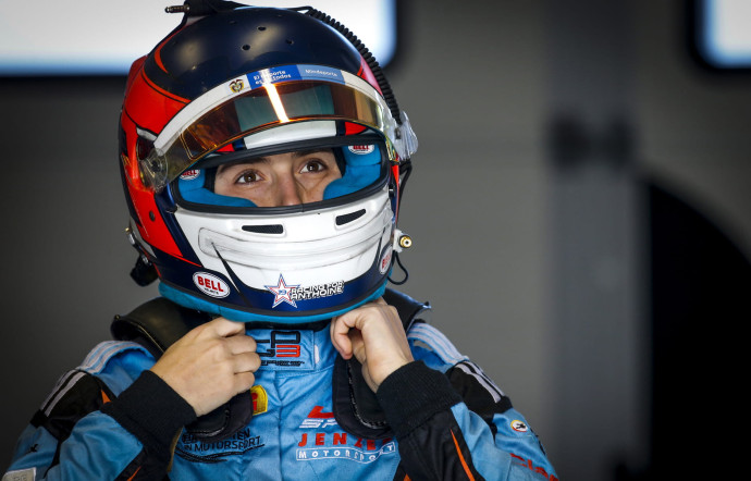 La pilote Colombienne Tatiana Calderón pilote de réserve Alfa Romeo-Sauber en Formule 1.