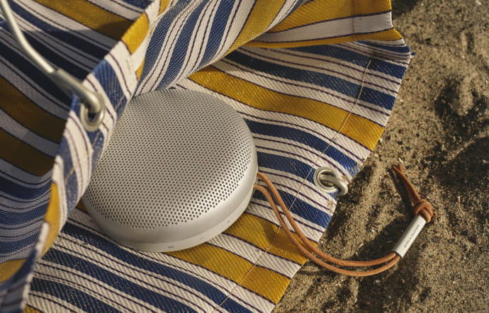 Beosound A1 2nd Gen, disponible en gris ou noir, 250 €.