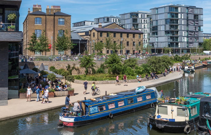Les terrasses du Lighterman, le restaurant tendance de Granary Square, offrent une vue unique au bord du Regent’s Canal.