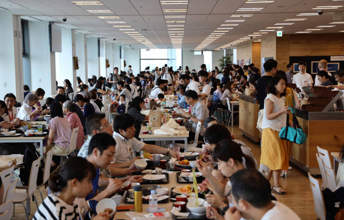 La Crimson House, le siège tokyoïte du groupe Rakuten, intègre une multitude de services à l’intention de ses employés : des salles de réunion, deux cafétérias offrant petit déjeuner, déjeuner et dîner gratuits, une garderie de jour, un club de fitness avec spa…