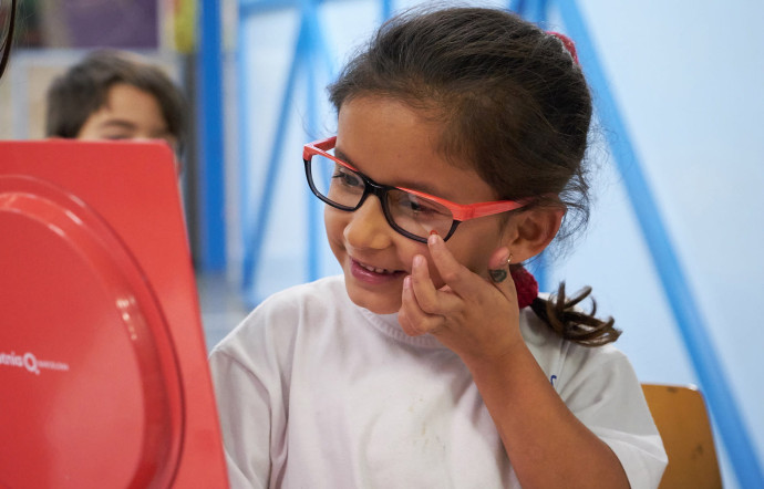 L’Etnia Barcelona Foundation facilite l’accès aux lunettes à des mineurs défavorisés et aide au développement de magasins d’optique tenus par des femmes dans des pays en développement.