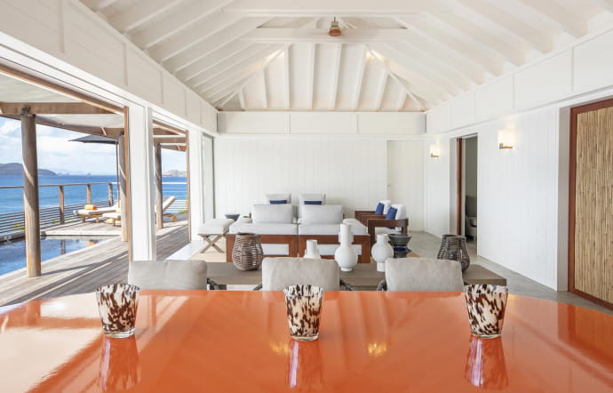 Olivia Putman a décoré les 3 villas avec des touches d’orange posées un peu partout et des pièces de mobilier dessinées par elle-même ou par l’agence Andrée Putman.