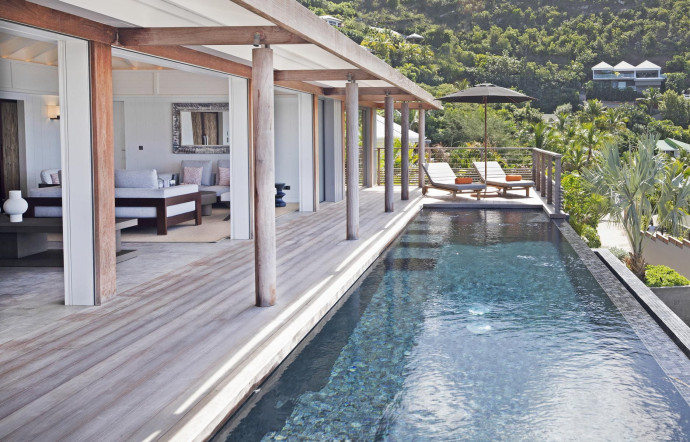 Equipées d’une terrasse avec piscine à débordement, les villas jouissent d’une vue époustouflante sur la mer.