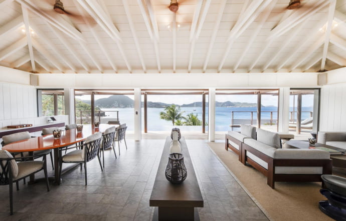 Olivia Putman a décoré les 3 villas avec des touches d’orange posées un peu partout et des pièces de mobilier dessinées par elle-même ou par l’agence Andrée Putman.