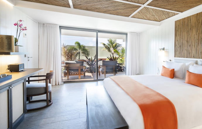 Olivia Putman a décoré les 3 villas avec des touches d’orange posées un peu partout et des pièces de mobilier dessinées par elle-même ou par l’agence Andrée Putman.