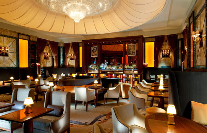 Le bar Principe où bois précieux, marbre et lustres de murano composent une symphonie de luxe. www.dorchestercollection.com