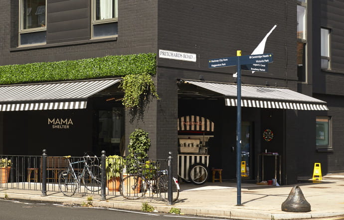 Bien qu’excentré, le Mama Shelter est proche de la scène culturelle de Shoreditch, de Columbia Street et ses marchés aux fleurs.