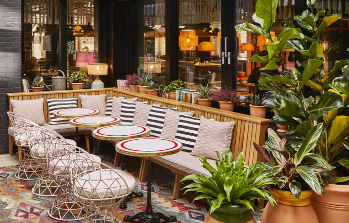 Au Mama Shelter de Londres, on retrouve le concept devenu la signature de la marque : le fameux service hôtelier, la restauration, le jeu, un coworking subtilement imbriqué aux espaces de détente et la vente d’objets dérivés dans la boutique de l’hôtel.