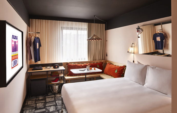 Les 194 chambres sont équipées d’un lit king size, d’une table et de bancs en modèles réduits.