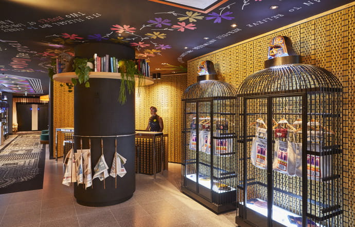 Au Mama Shelter de Londres, on retrouve le concept devenu la signature de la marque : le fameux service hôtelier, la restauration, le jeu, un coworking subtilement imbriqué aux espaces de détente et la vente d’objets dérivés dans la boutique de l’hôtel.