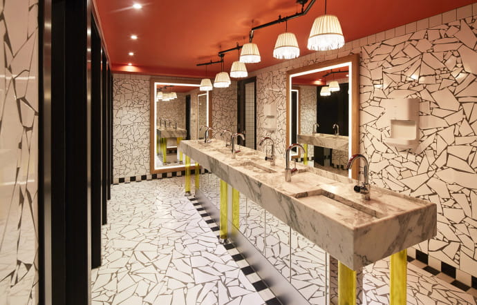 Au Mama Shelter de Londres, on retrouve le concept devenu la signature de la marque : le fameux service hôtelier, la restauration, le jeu, un coworking subtilement imbriqué aux espaces de détente et la vente d’objets dérivés dans la boutique de l’hôtel.
