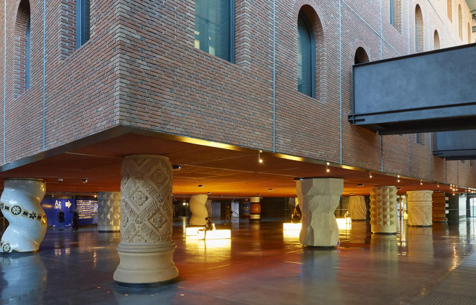 Centre culturel aux colonnes facétieuses signé Philippe Starck.