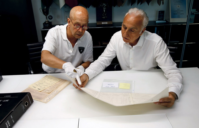 Corrado Lopresto (à droite) se plonge dans les archives de Sant’agata.