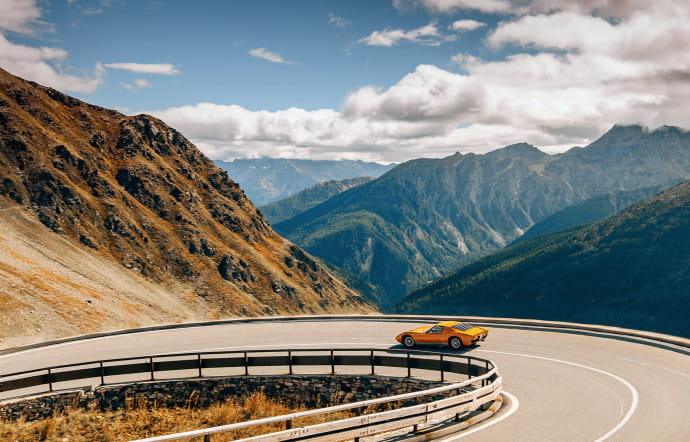 La superbe Miura se détache dans le magnifique paysage alpin. Cette fois-ci, elle ne connaîtra pas la même fin tragique que dans le film de Peter Collinson.