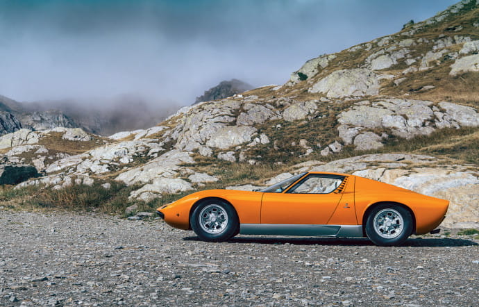 La superbe Miura se détache dans le magnifique paysage alpin. Cette fois-ci, elle ne connaîtra pas la même fin tragique que dans le film de Peter Collinson.