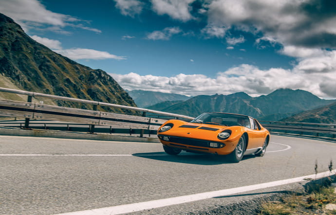 La superbe Miura se détache dans le magnifique paysage alpin. Cette fois-ci, elle ne connaîtra pas la même fin tragique que dans le film de Peter Collinson.