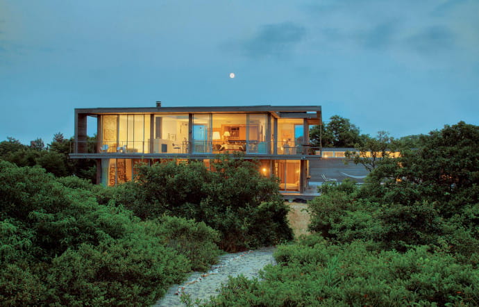 The Big Book of Hamptons met à l’honneur le mystère et le romantisme de la riviera nord-américaine, havre de paix pour l’élite internationale. Des peintres, comme Jackson Pollock et Edward Hopper, y ont trouvé l’inspiration. Des personnalités, comme Gerald et Sara Murphy, y ont reçu les artistes en vue, tels Fernand Léger et Francis Scott Fitzgerald. Les grands de ce monde s’y sont fait construire d’incroyables propriétés depuis le début du siècle dernier.