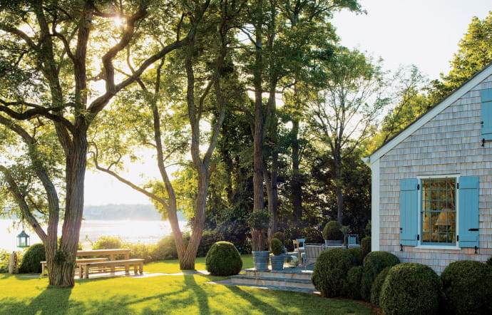 The Big Book of Hamptons met à l’honneur le mystère et le romantisme de la riviera nord-américaine, havre de paix pour l’élite internationale. Des peintres, comme Jackson Pollock et Edward Hopper, y ont trouvé l’inspiration. Des personnalités, comme Gerald et Sara Murphy, y ont reçu les artistes en vue, tels Fernand Léger et Francis Scott Fitzgerald. Les grands de ce monde s’y sont fait construire d’incroyables propriétés depuis le début du siècle dernier.