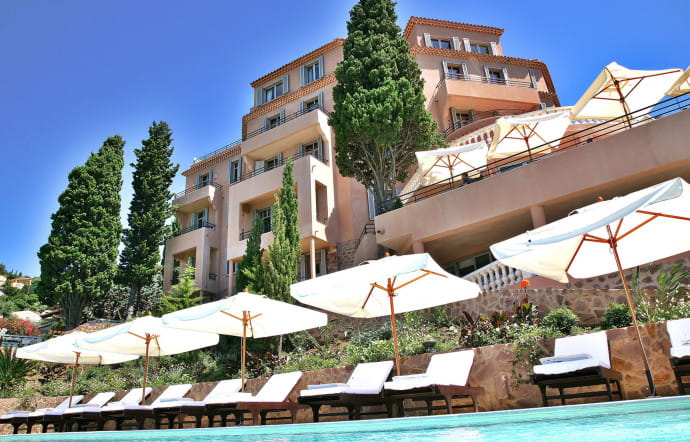 • Tiara Yaktsa (photo). 6, boulevard de l’Esquillon. Tél. +33 (0)4 92 28 60 30. www.yaktsa.tiara-hotels.com / www.relaisetchateaux.com • Tiara Miramar. 47, avenue de Miramar. Tél. +33 (0)4 93 75 05 05. www.miramar-beachspa.tiara-hotels.com / www.slh.com