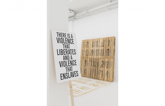 La galerie ADN se conçoit plus comme une plate-forme de production, de discussion, de médiation, que comme un espace commercial.