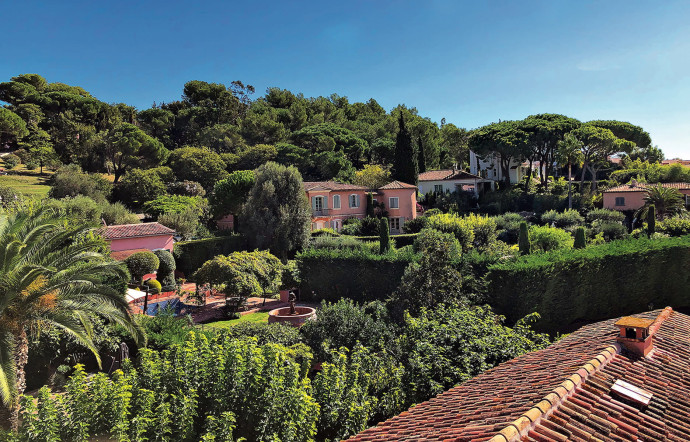 St. Tropez Soleil, écrit par Simon Liberati, plonge le lecteur dans le riche passé de ce légendaire village de la Côte d’Azur.