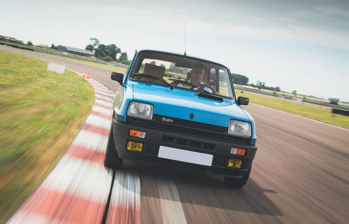 La R5 Alpine Turbo vire avec moins de roulis que la version de base.
