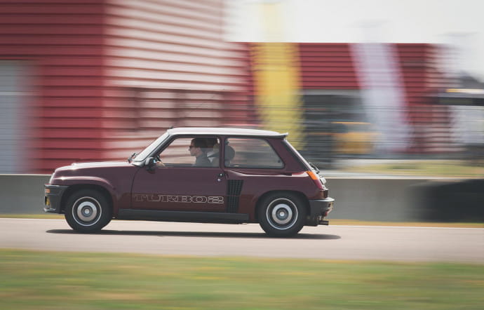 Modèle culte, la Turbo 2 se distingue avec son moteur arrière et sa silhouette musclée.
