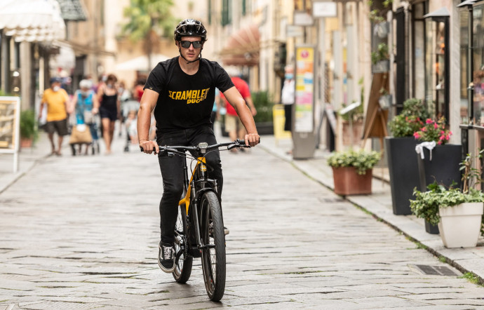 Le constructeur moto italien présente e-Scrambler, son vélo électrique adapté aux trajets urbains comme à la randonnée.