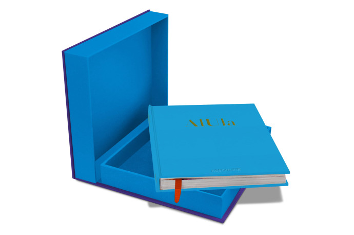 La version bleue du livre AlUla au format Ultimate dans son luxueux boitier est un vrai bijou de bibliothèque.