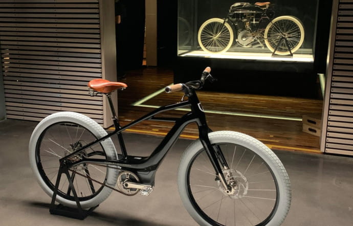 Le Serial 1 (vélo) et la Serial One (moto).